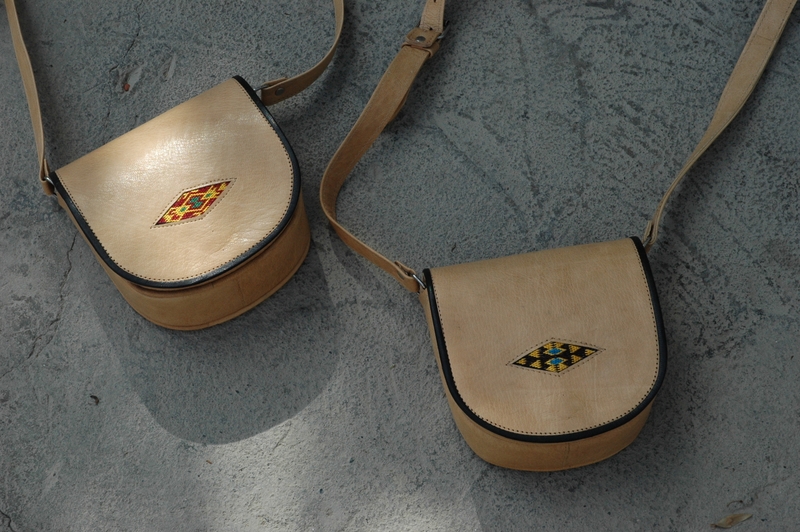 Gundara - Summer Cutie - petit sac artisanal en cuir - broderie