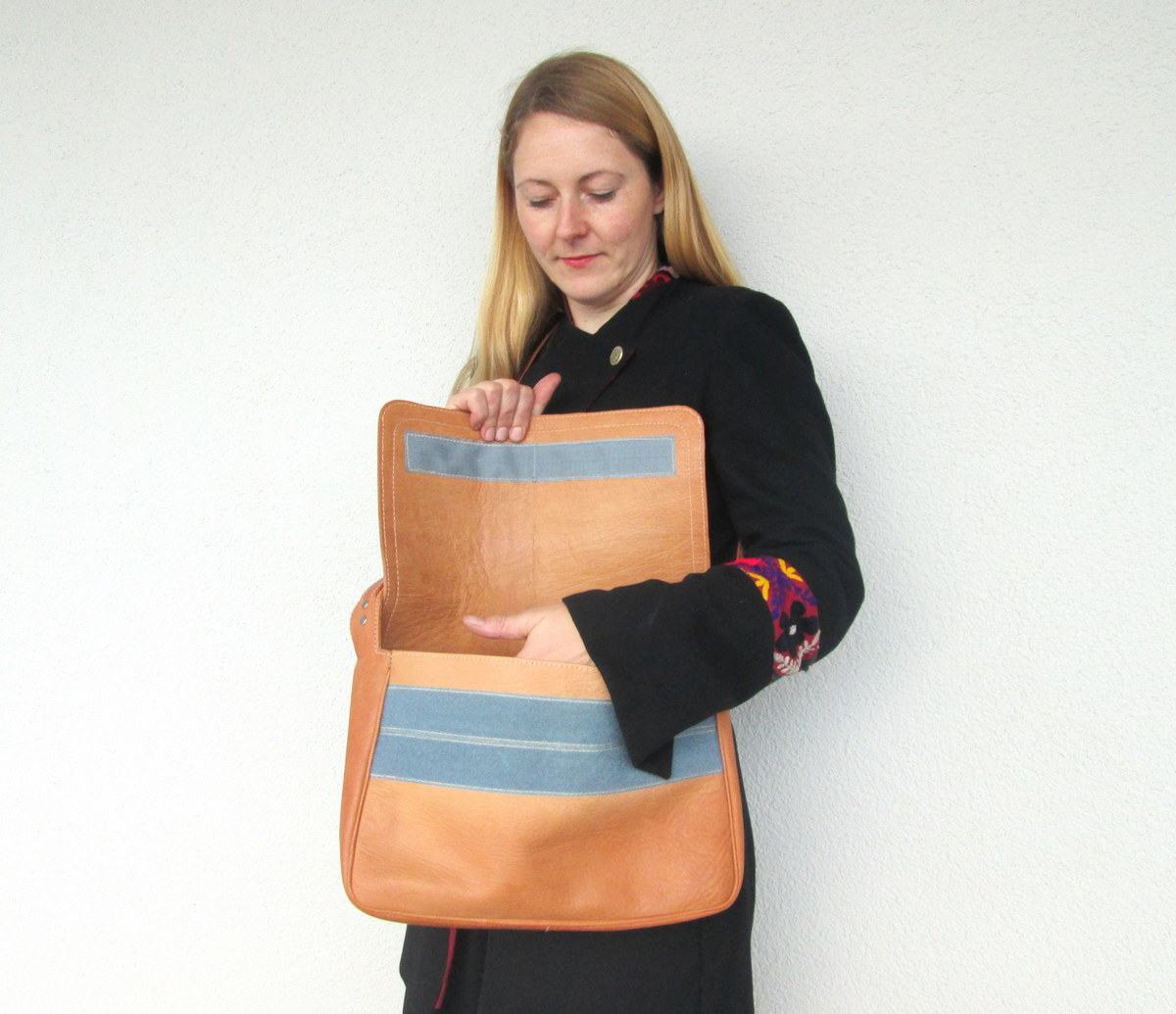 le sac ferme avec du velcro