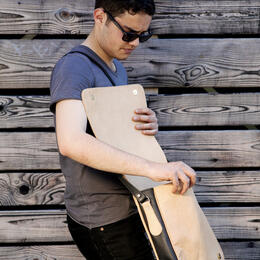 Dariha simple leather bag with Marvin Hamham - Photo Ulrika Walmark