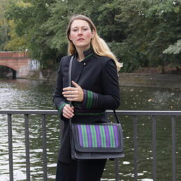 sac en cuir noir avec tissu chopan comme un chef tribal