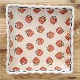 big strawberries medium size soufflé dish