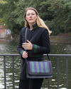 sac en cuir noir avec tissu chopan comme un chef tribal